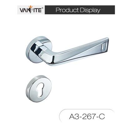 Le maniglie quadrate dorate richiedono prodotti per la pulizia speciali?